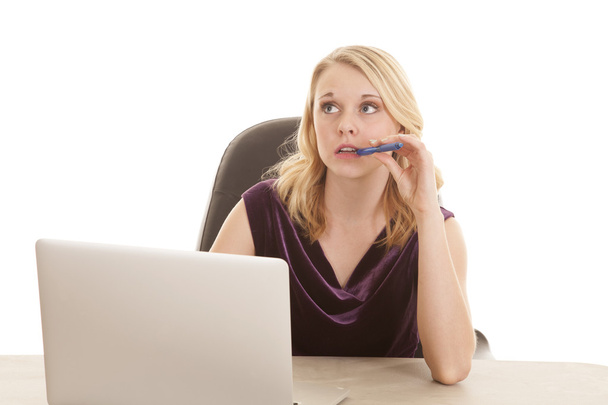 woman computer purple top pen mouth - Foto, imagen