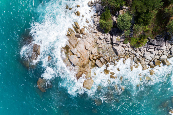 岩に砕ける波とタイのプーケットで風光明媚な熱帯の海の空撮ドローン ショット - 写真・画像
