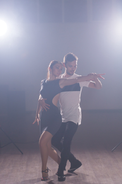 Adulti felici attivi che ballano la bachata insieme nella classe di danza - Foto, immagini