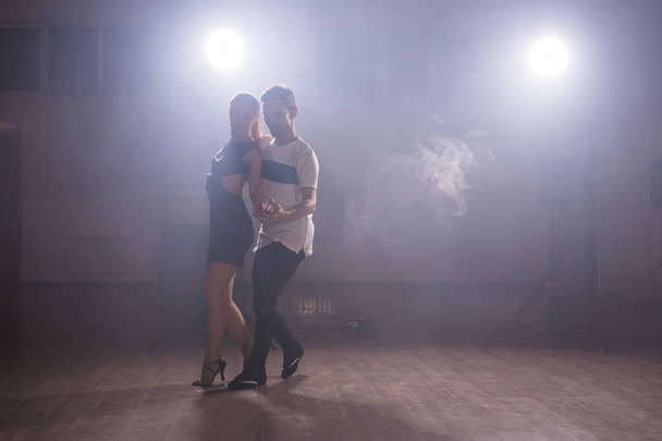 Jeune couple d'amour dansant danse sociale kizomba ou bachata
. - Photo, image