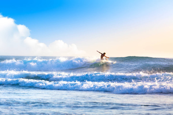 Cabalgando sobre las olas. Bali, Indonesia
 - Foto, Imagen