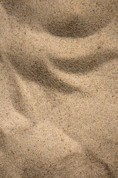 日当たりの良い砂のテクスチャ、ビーチ、コピー領域とバック グラウンドで奇妙な小さな砂丘 - 写真・画像