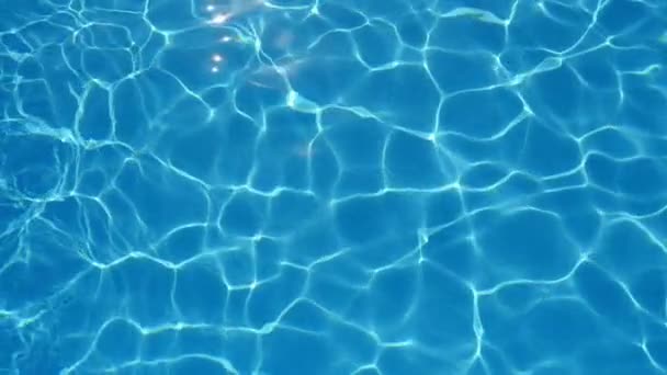 Tło wesoły basen musujące z krystalicznie czystą wodą w slo-mo roztacza się cudowny widok kołysząc błękitny błękitne wody w basenie z musujące siatki gra wesoło w lecie w zwolnionym tempie - Materiał filmowy, wideo