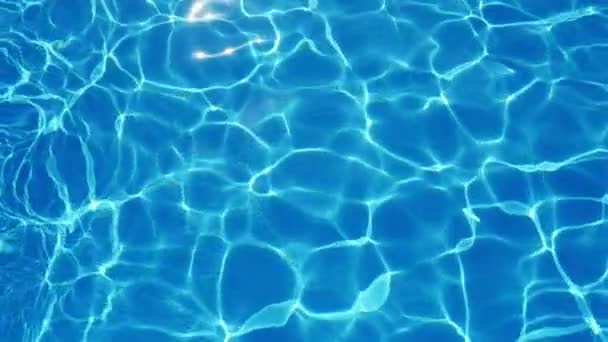 Чудовий басейн на фоні блискучий з кристалічними водами в шлю-мо Чудовий вид на блакитні води в басейні з блискучою мережею, що красиво змінює свою форму влітку в повільному русі
 - Кадри, відео