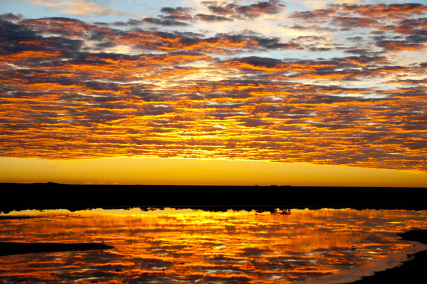 Coucher de soleil Cirrostratus coloré dans l'Outback
 - Photo, image