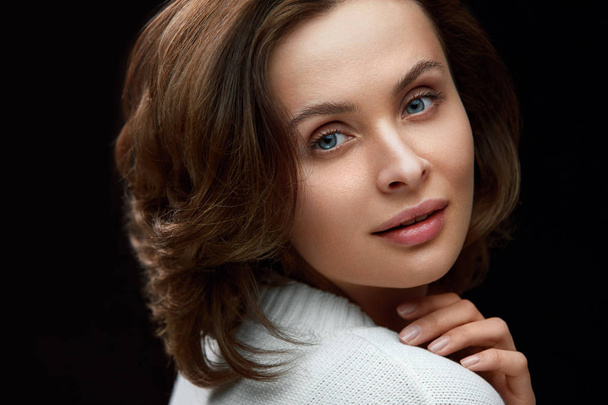 Beautiful Woman With Beauty Face, Short Hair And Natural Makeup - 写真・画像