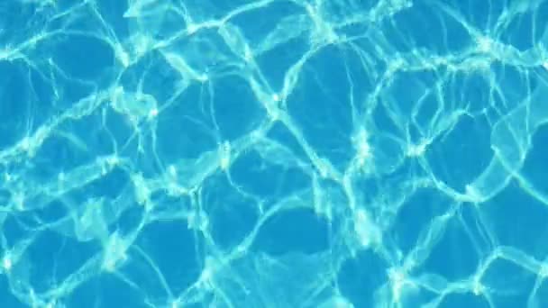 Mousserende zwembad achtergrond indruk met haar kristalheldere wateren een spannende weergave van swingende celeste wateren in een zwembad zwemmen met glinsterende golvende lijnen vormgeven van een ontspannen en optimistisch achtergrond.  - Video