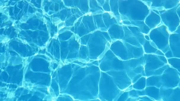 Celeste zwembad achtergrond indruk met haar see-through golven op een schitterend uitzicht op het wuivende celeste wateren in een arty zwembad met sprankelende golvende lijnen vormgeven van een psychedellic en een optimistische achtergrond.  - Video