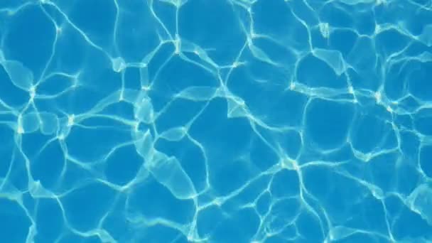 Celeste piscina agua que brilla con sus olas en movimiento y brillantes Una espléndida vista de las aguas azules cielo oscilante en una amplia piscina con líneas onduladas brillantes que dan forma a un fondo alegre y optimista
.  - Metraje, vídeo