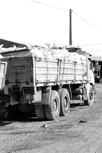en danakil ethiopia africa en la tierra de lejos el camión lleno de bolsas de sal cerca de la aldea y pisos
 - Foto, imagen