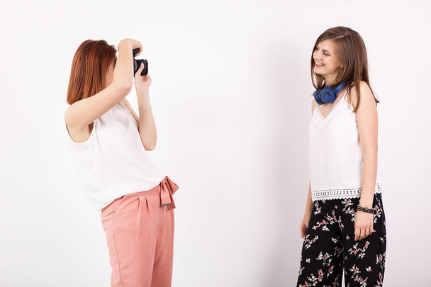Mujer fotógrafa y su amiga tomando fotos
 - Foto, Imagen
