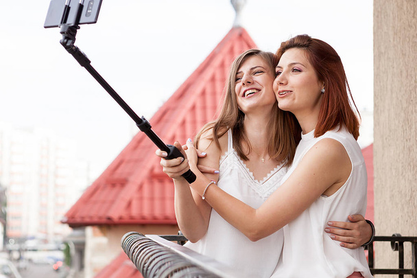 Ευτυχείς και θετικοί θηλυκό φίλους λαμβάνοντας μια selfie - Φωτογραφία, εικόνα