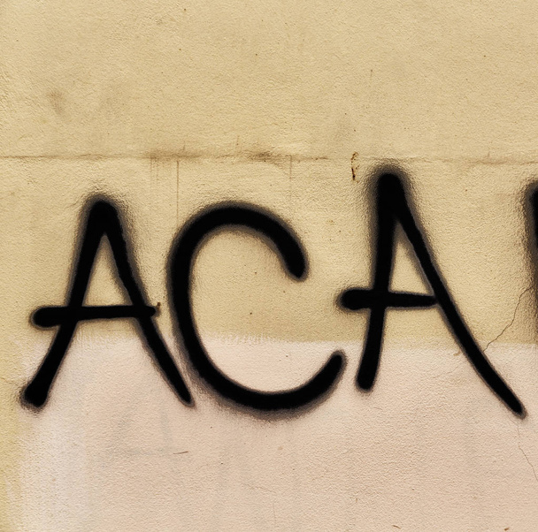 in der alten Wand die gemalten Worte des acab wie Gewalt- und Trennungsbegriff - Foto, Bild