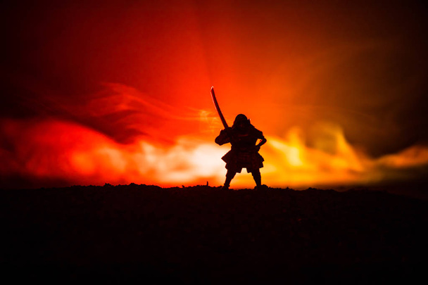 Taistelija miekka siluetti taivas ninja. Samurai vuoren huipulla tumma sävyinen sumuinen tausta. Valikoiva painopiste
 - Valokuva, kuva