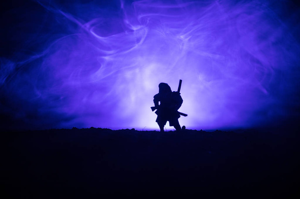Боец с мечом силуэт неба ниндзя. Самурай на вершине горы с темным туманным фоном. Селективный фокус
 - Фото, изображение