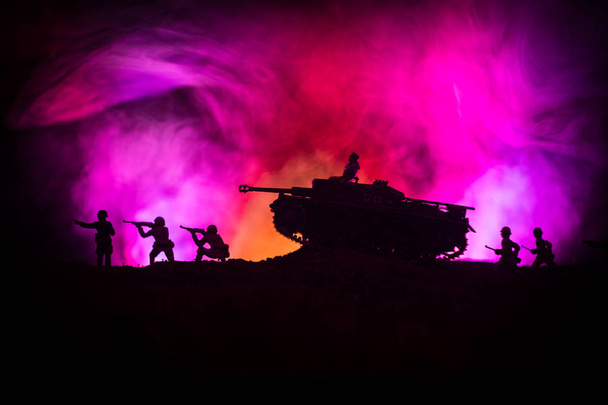 戦争の概念。戦争霧の空の背景に軍事シルエット戦闘シーン、雲のスカイラインの下の第二次世界大戦ドイツ戦車シルエット夜。攻撃シーン。装甲車だ。戦車戦 - 写真・画像