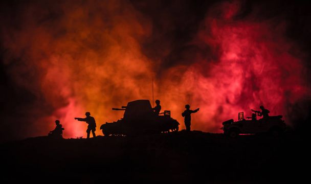 Έννοια πολέμου. Στρατιωτικές σιλουέτες σκηνή πάλης για τον πόλεμο ομίχλη ουρανό φόντο, Γερμανικού Πολέμου Δεξαμενές Σιλουέτες κάτω από συννεφιά Skyline τη νύχτα. Επίθεση. Θωρακισμένα οχήματα. Μάχη δεξαμενών - Φωτογραφία, εικόνα
