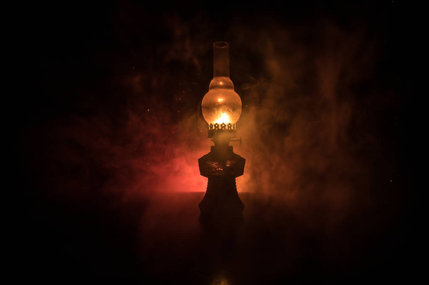 Olejová lampa osvětlení do tmy nebo hořící petrolejové lampy pozadí, koncept osvětlení - Fotografie, Obrázek