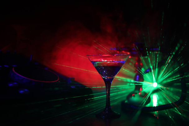 Martini gece kulübünde dj denetleyicisinde içinde zeytin ile bardak. Club içki gece kulübünde şık oryantal shisha ile müzik partide DJ konsolu - Fotoğraf, Görsel