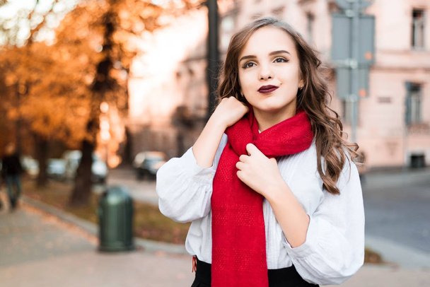 Street portrait of young beautiful woman wearing stylish classic clothes. Model looking up. Female fashion concept. French style. Parisian woman in old fashioned red scarf. - Foto, Imagem