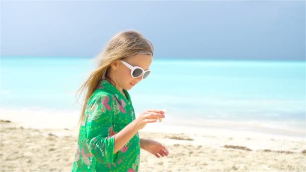 Linda niña en sombrero en la playa durante las vacaciones caribeñas
 - Metraje, vídeo