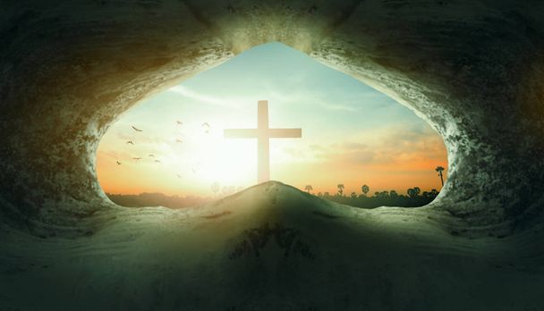 Jesus Cristo Nascimento Morte Ressurreição Conceito Túmulo vazio com crucificação ao nascer do sol
 - Foto, Imagem