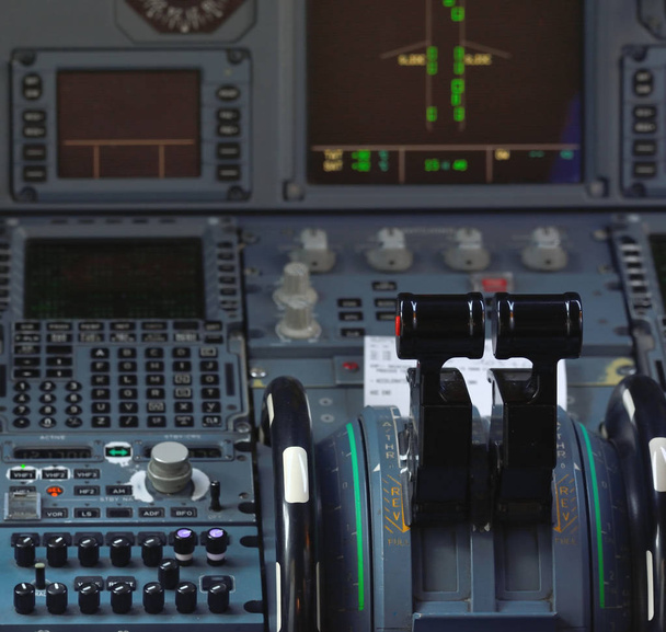 Cockpit eines Flugzeugs während des Fluges - Foto, Bild