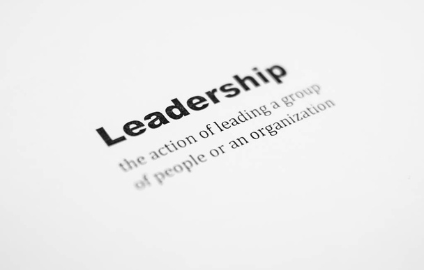Closeup πληκτρολογημένο ορισμού της ηγεσίας της λέξης. Φύλλο χαρτιού - Φωτογραφία, εικόνα