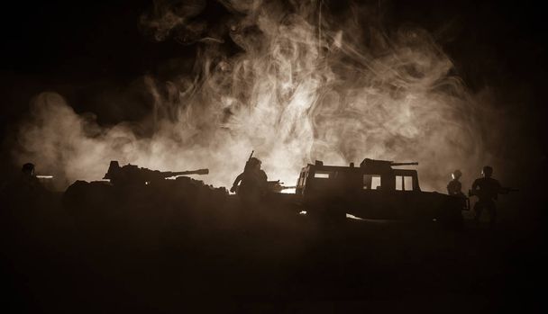 戦争の概念。戦闘シーン戦争霧空を背景に、シルエットの下曇りスカイライン夜の戦いの軍のシルエット。戦闘シーン。兵士と陸軍のジープ車。軍のジープ - 写真・画像