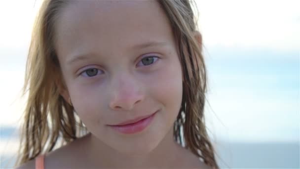 Portrait de petite fille regardant la caméra et le fond souriant beau ciel et mer
. - Séquence, vidéo