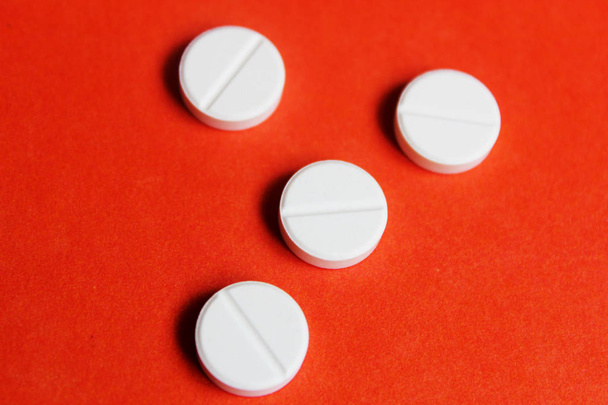 Isolated white pills on the table - Φωτογραφία, εικόνα