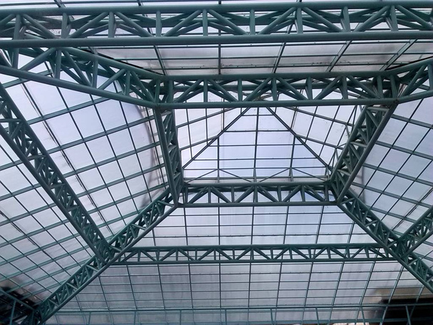 toit fait de tuyaux légers dans un bâtiment moderne ; ce type de structure ne nécessite pas un nombre exagéré de bases qui réduisent l'espace utilisable
 - Photo, image