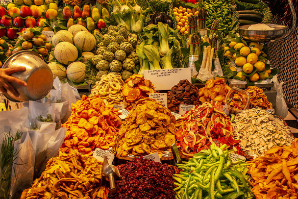 Barcelona, Spanje - mei 17, 2018: Beroemde La Boqueria markt met groenten en fruit, 17 mei 2018 in Barcelona, Spanje. Een van de oudste markten in Europa, die nog steeds bestaat. Opgericht in 1217 jaar. - Foto, afbeelding
