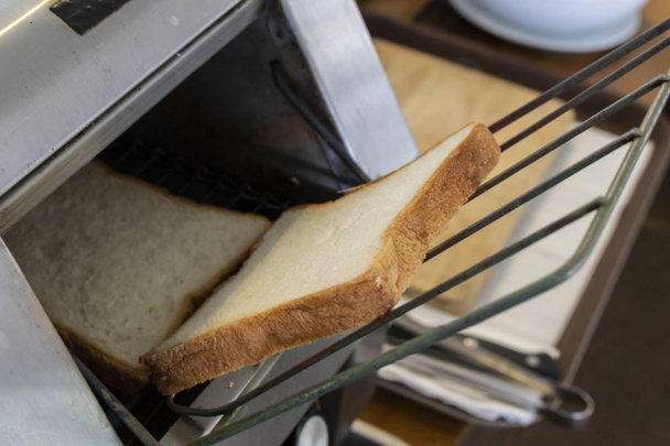 Toaster mit Brotscheiben Nahaufnahme Foto - Foto, Bild