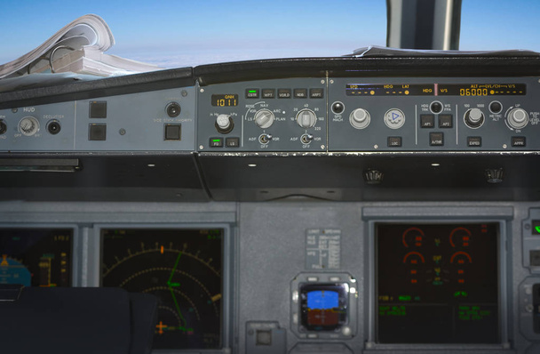 Cockpit de um avião durante um voo
 - Foto, Imagem