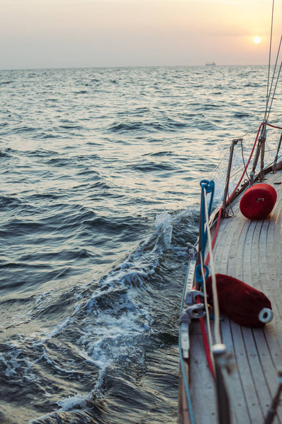 Sonnenuntergang auf dem Segelboot-Deck während der Kreuzfahrt. Segeln auf offener See - Foto, Bild