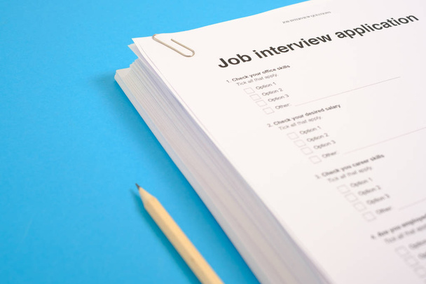 Stapel cv en aanvraag voor werkgelegenheid op blauwe Bureau - Foto, afbeelding