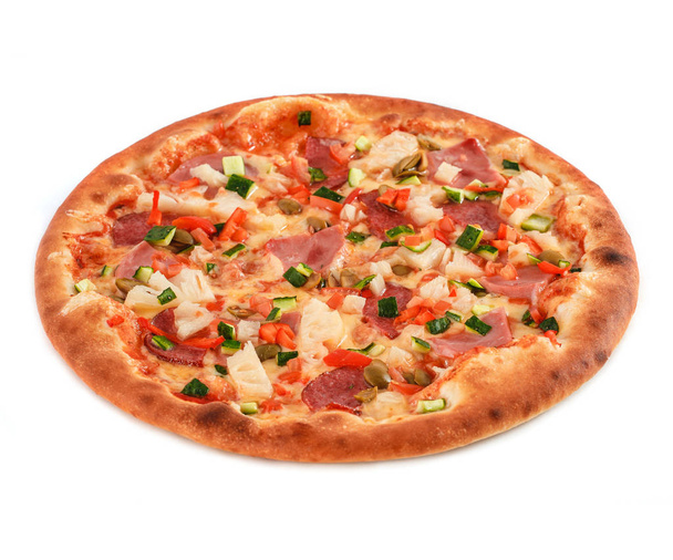 Пицца с салями, колбасой, ветчиной, зелеными оливками, красным перцем, огурцом, ананасом и зеленью изолированы на белом
. - Фото, изображение