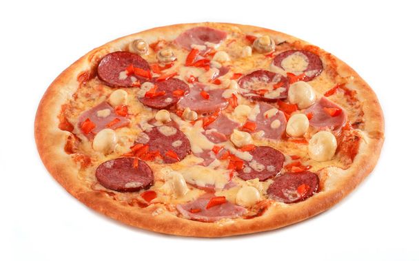 Пицца с салями, пастрами, ветчиной, грибами и перцем изолированы на белом
. - Фото, изображение