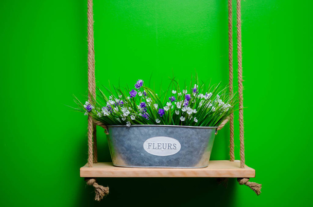 květy bílé a fialové sedmikráska v kovové železo kbelík. - Fotografie, Obrázek