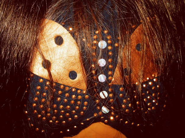 Бабочка на спине женщины с распущенными волосами; привлекательная деталь для автора фотографии
 - Фото, изображение