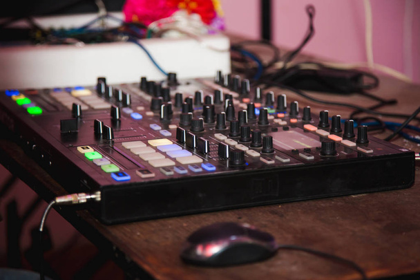 Coloruful DJ mixer audio tenuto in festa notturna, Concerto, Discoteque.Dj tastiera strumentale sfondo
. - Foto, immagini