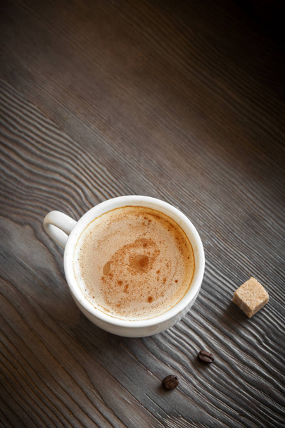 Xícara de café com canela, açúcar mascavo e grãos de café. Café cappuccino, imagem de matiz
. - Foto, Imagem