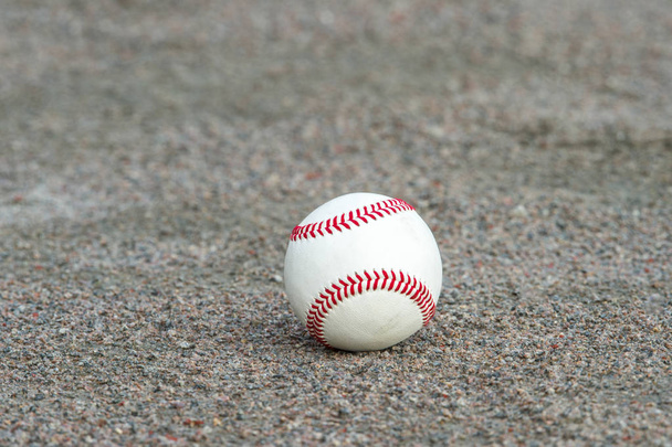 один бейсбол на полі спорту
 - Фото, зображення
