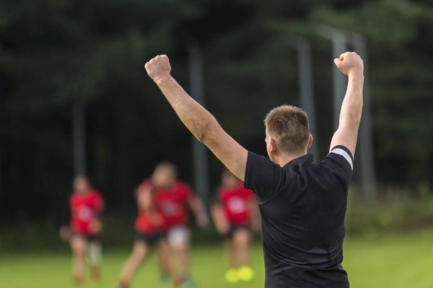jogador de rugby comemorando um gol em um campo de rugby
 - Foto, Imagem