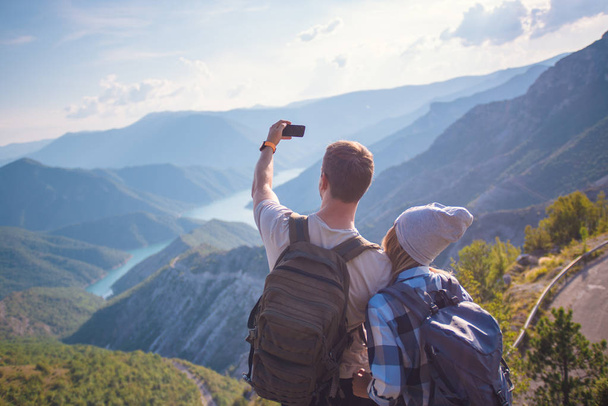 Taze dağ havası nefes. Genç bir çift yürüyüş sırasında selfie dağda yaz aylarında yapma. Yaz aylarında konsept dağ hiking - Fotoğraf, Görsel