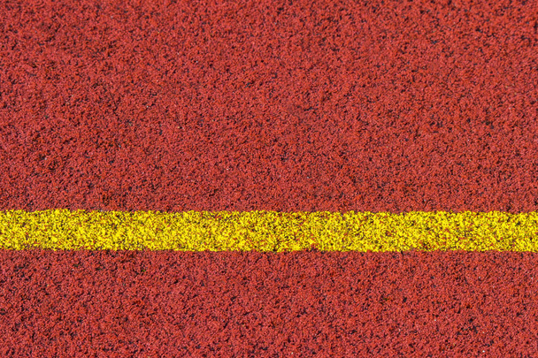 ランニング トラック ゴム標準的な赤色と黄色の線 - 写真・画像