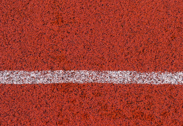 piste de course caoutchouc couleur rouge standard et ligne blanche
 - Photo, image