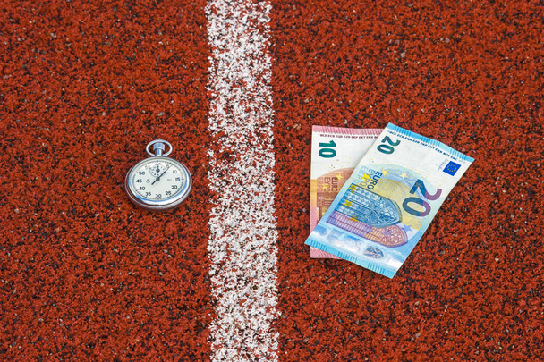 eski spor kronometre ve koşu parkuru lastik üzerinde para - Fotoğraf, Görsel