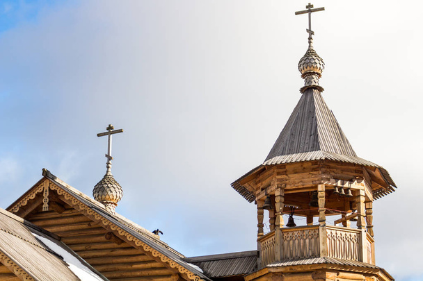 View of the roof and bell tower of the Russian wooden church - Foto, Imagem